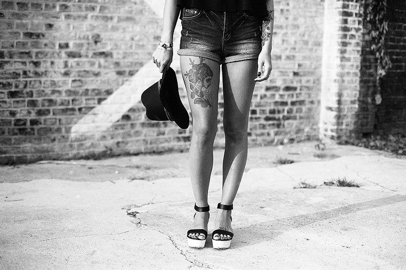 Kodak BW400CN pellicule noir et blanc sans grain jolies jambes mannequin