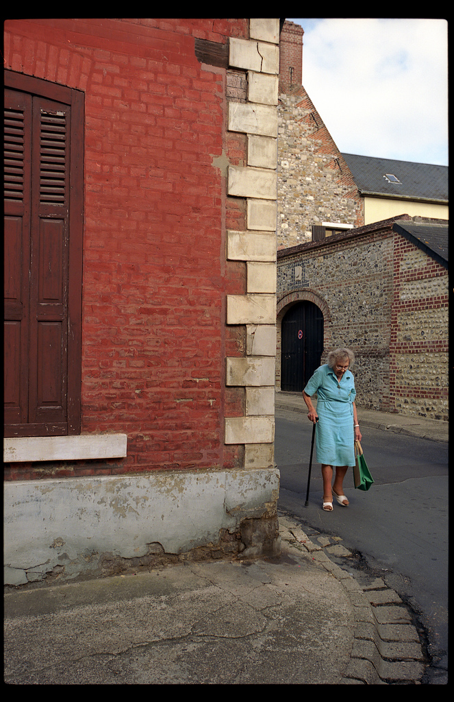 Kodak Ektar 100 en street photography. Couleurs argentiques typiques.