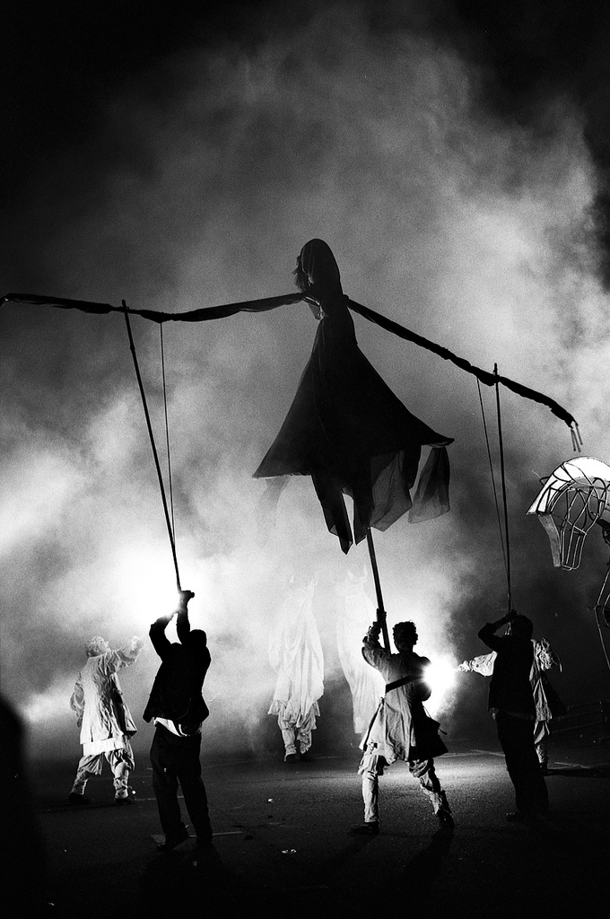 Photographie d'art en noir et blanc argentique d'artistes de scène. Silhouette fantomatique dans la nuit.