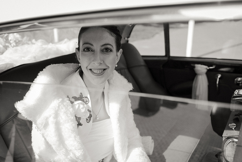 La mariée heureuse à la sortie de la mairie - photo noir et blanc Roll Royce