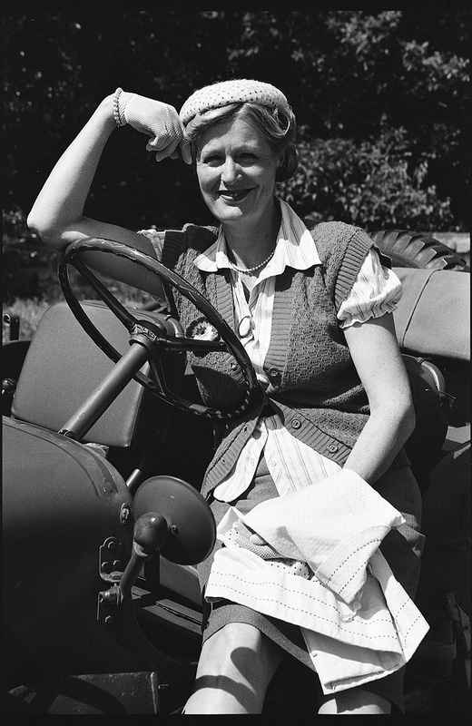 Portrait noir et blanc style après guerre jeep américaine costume d'époque. Du portrait rétro avec la Kodak Tri-X 400.