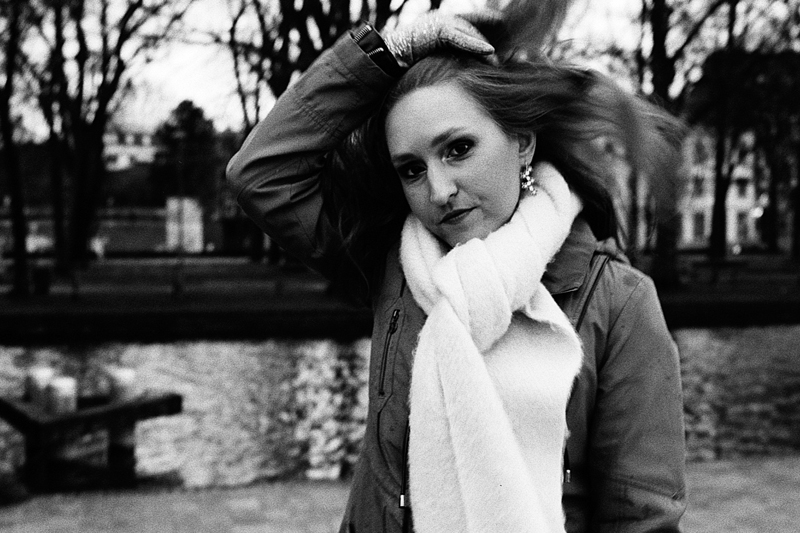 Shooting nocturne argentique. Prise de vue avec pellicule Kodak Tri-X poussée à 800 ISO. Photographe portrait Lille.