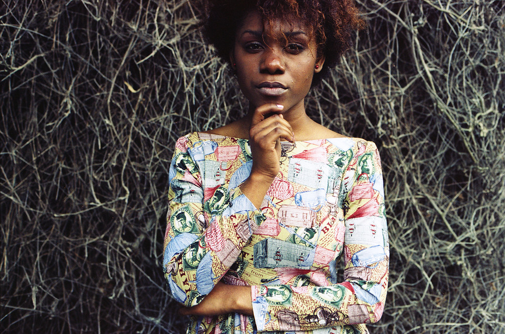 Portrait style vintage sur pellicule kodak Portra. Photographe argentique Lille spécialisé artistes, comédiens et mannequina.