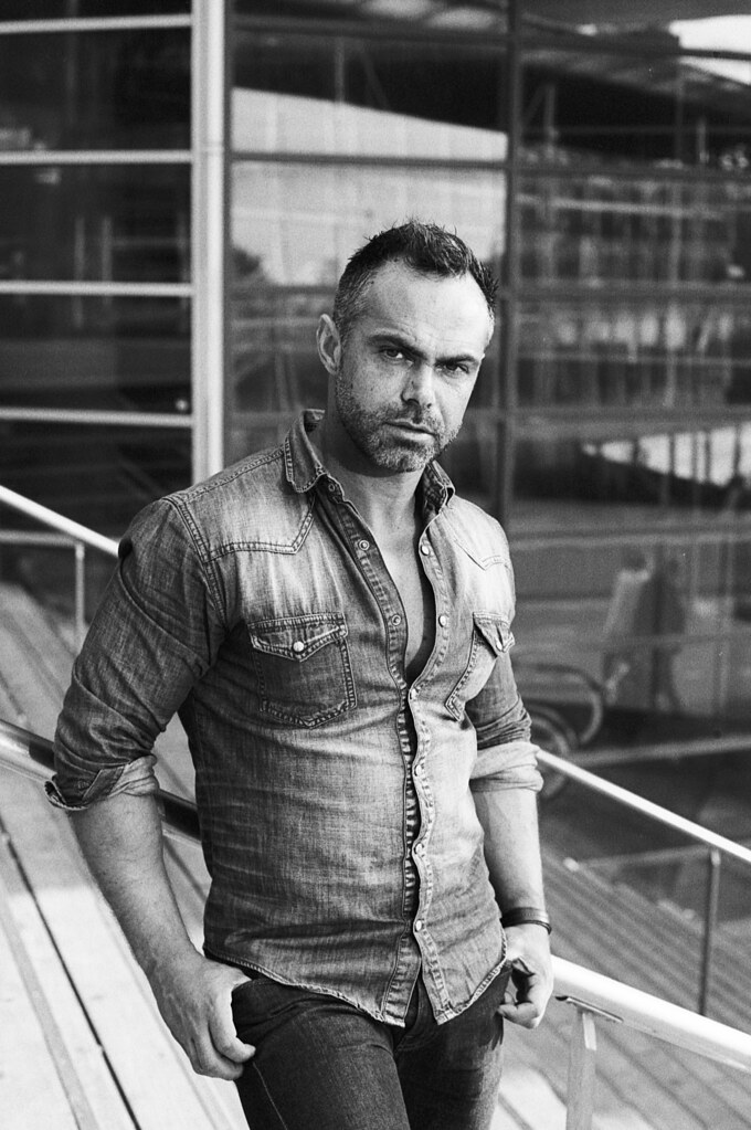 Portrait argentique noir et blanc homme au 35mm — Studio Argentique