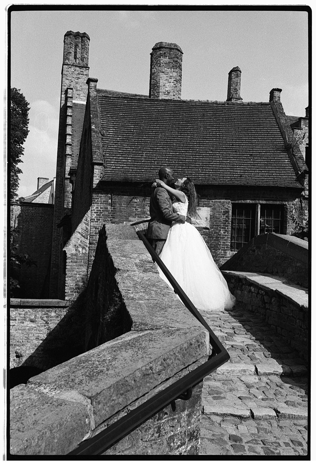 Mariage à Bruges - Photographie argentique d couple sur le pont en pierre. Photographe spécialisé mariages en argentique France Belgique.
