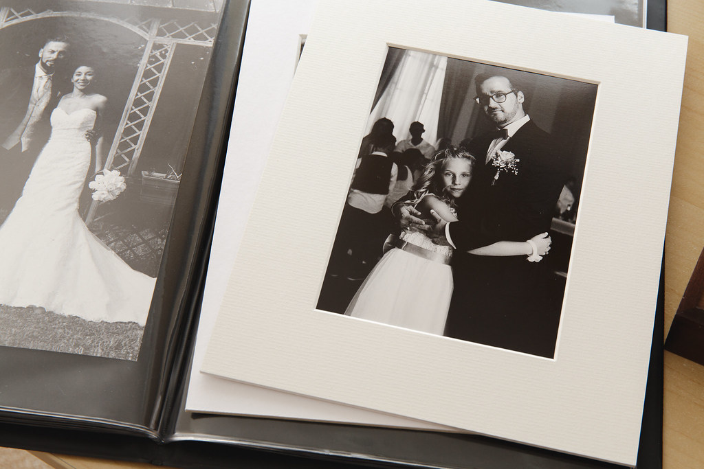 Tirage noir et blanc photos à l'ancienne du couple et du vin d'honneur. Photographies de mariages en argentique dans le Nord et belgique.