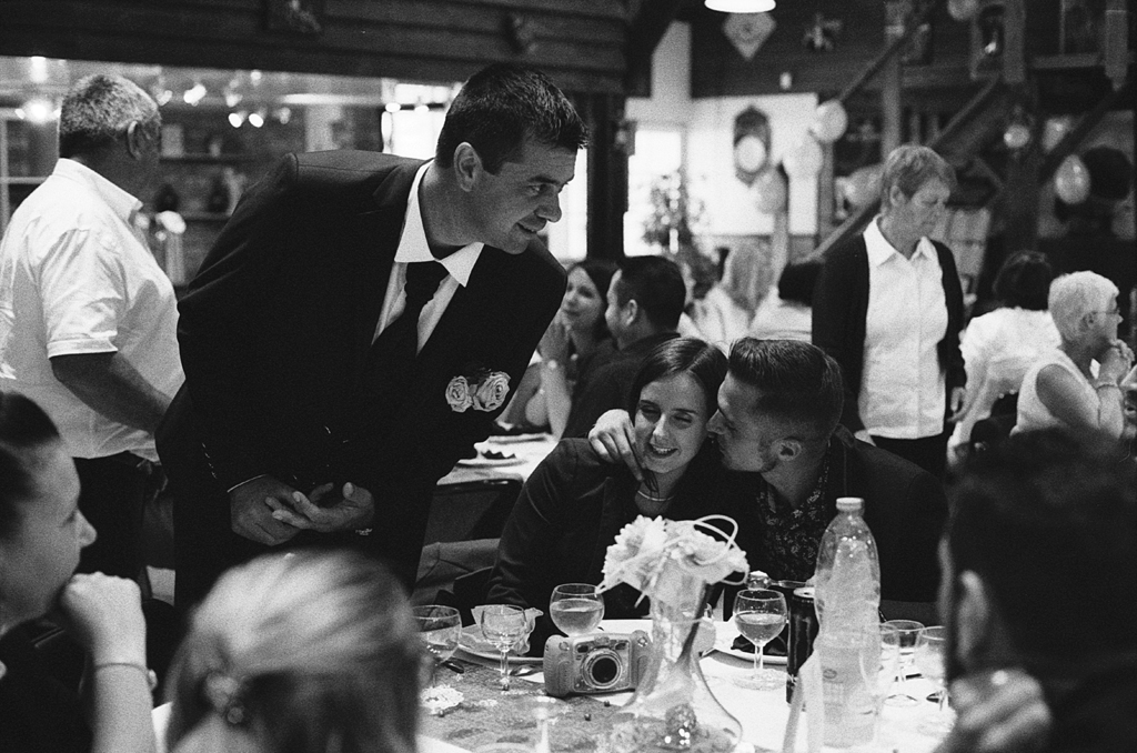 Cérémonies de mariage en noir et blanc argentique avec la Kodak&nbsp;P3200