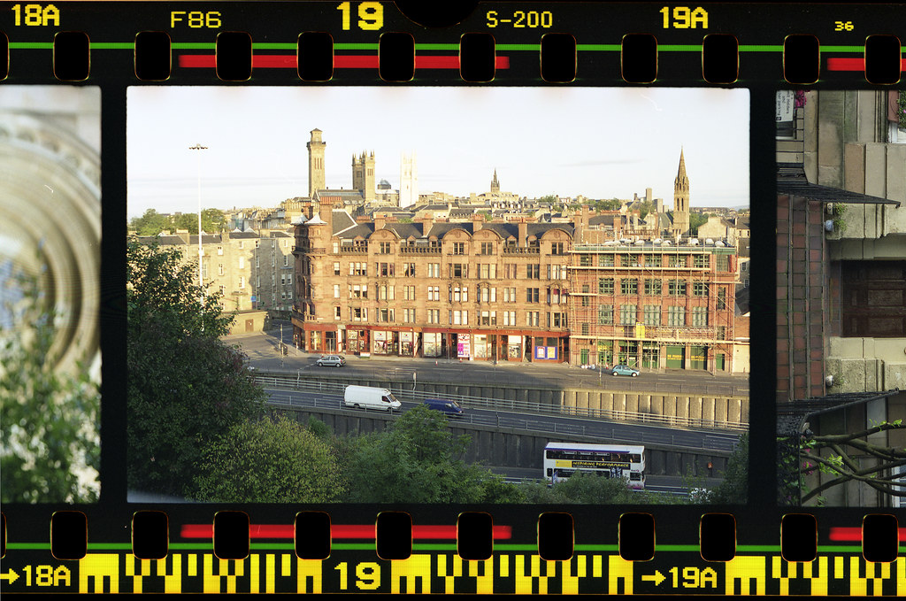 Photo souvenir sur pellicule couleur de la ville de Glasgow. Des souvenirs qui restent des années après grâce aux photographies du quotidien.