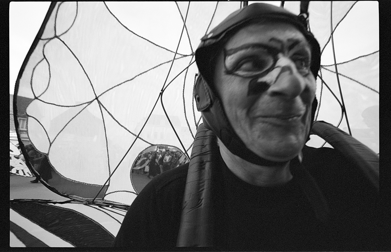 Photo spectacle de rue en argentique noir et blanc. Homme papillon. Pellicule : Kodak BW400CN