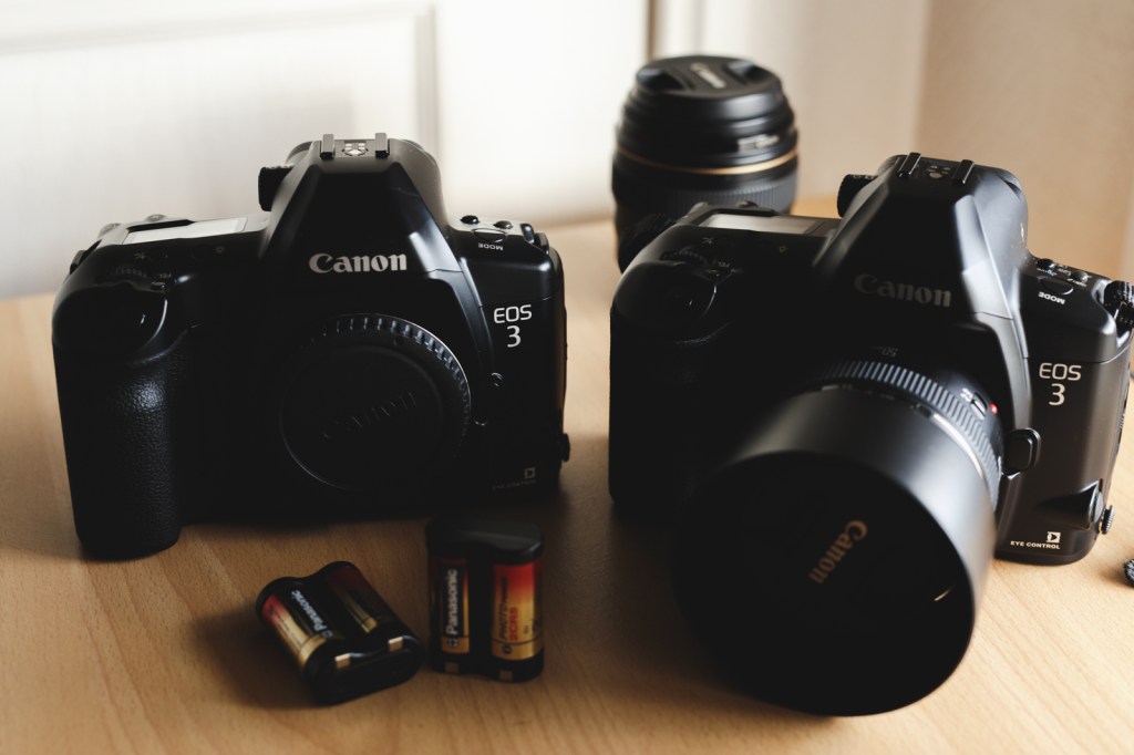 équipement argentique pour photographe professionnel spécialisé reportages et portraits. reflex Canon EOS 3.