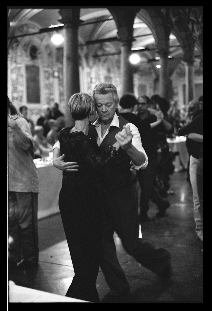 Photo soirée évènement Tango argentin à Lille en noir et blanc argentique. Style artistique avec un film exposé à 1600 ISO. 