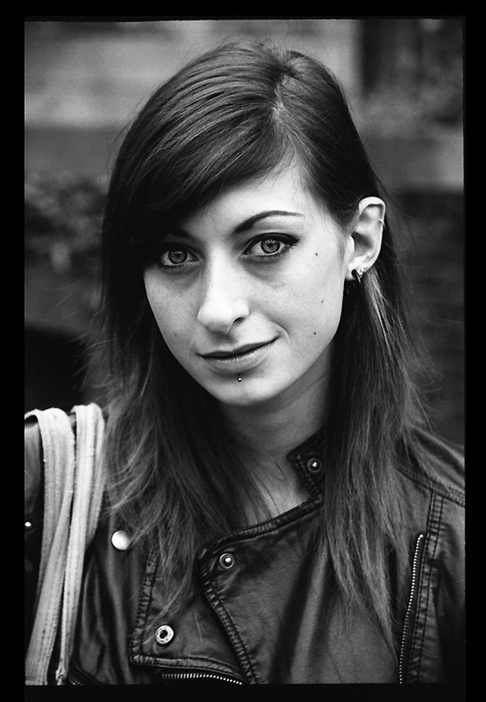 Portrait cadre serré jeune femme. choix de la pellicule : Kodak Tri-X 400.