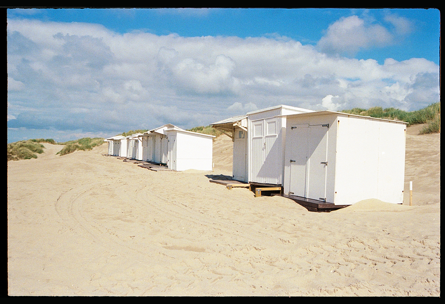 Cabines de plage à De Haan sur pellicule Kodak Ultramax 400. Tests  couleur argentique en Belgique. Travaux de numérisation haute définition à Lille par correspondance.