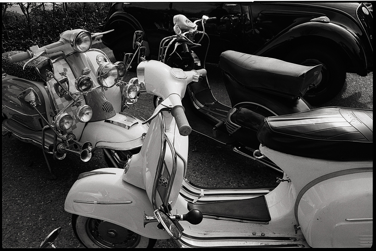 Photographie argentique Vespa. Noir et blanc sur pellicule Rollei Retro. 