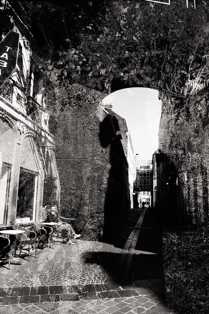 Double exposition en noir et blanc d'une rue de Lille, avec des éléments de paysages urbains et des textures superposées.