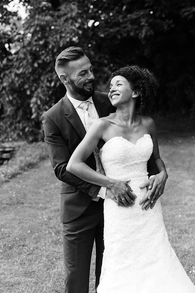 Photographie à l'ancienne pour les amoureux des portraits des années 50. Photo style rétro sur film noir et blanc à Lille et Wambrechies.