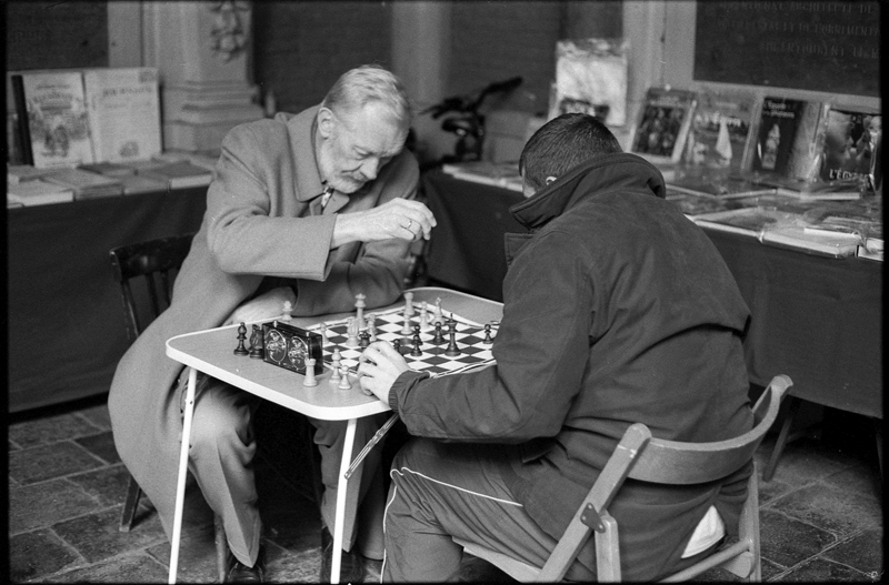 Photographie argentique de légende. Les joueurs d'échecs en noir et blanc.