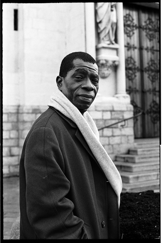 La Kodak Tri-X, une pellicule de légende parfaite dans la photographie de portrait. Exemple de photo avec de la Kodak Tri-X 400. portrait d'un inconnu dans la rue.