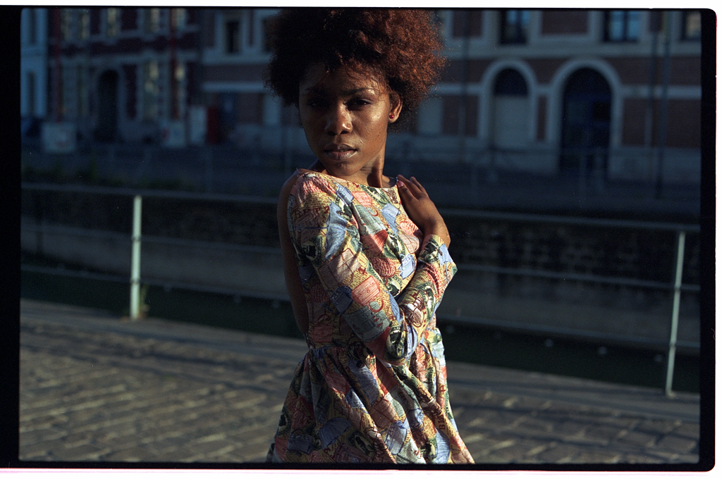 Exemple de photo éditoriale en argentique. La pellicule Kodak Portra exposée à 400 ISO.