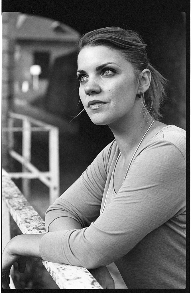 Portrait noir et blanc d'une femme pensant, avec un regard calme et réfléchi. Portraits de comédiens et artistes.