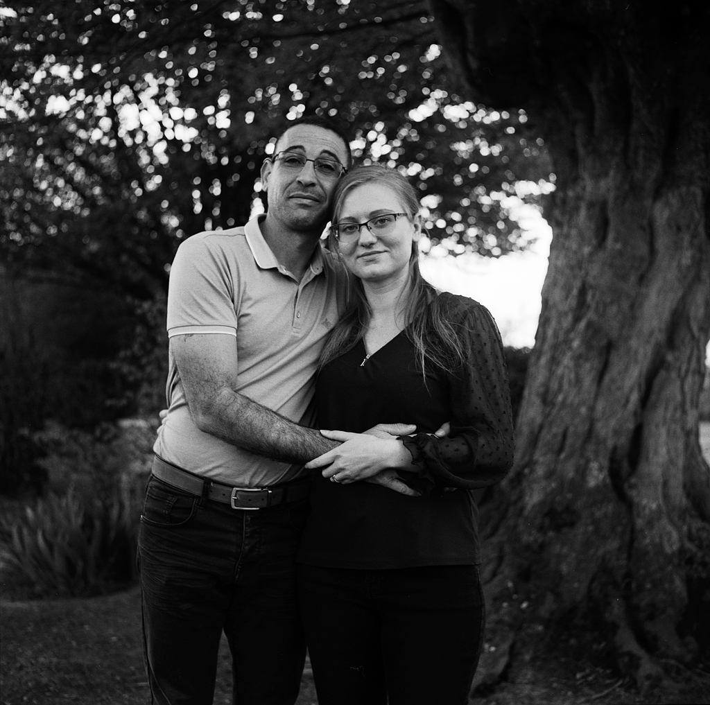 Portrait sur pellicule Ilford FP4 au Rolleilfex. Couple avant mariage.