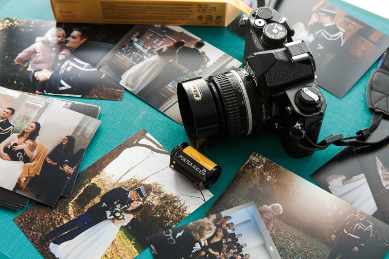 Nikon FM2n, une pellicule Kodak Portra 400 et un tas de tirages photo couleurs format 10x15 cm.