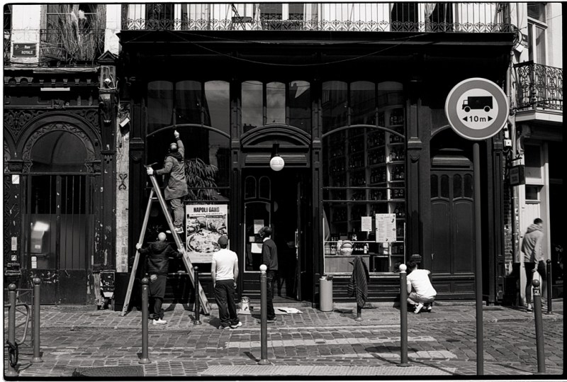 Photographies à l'ancienne en noir et blanc obtenues à partir d'une pellicule Rollei. Vue rue de Lille. Photographe argentique Lille. 