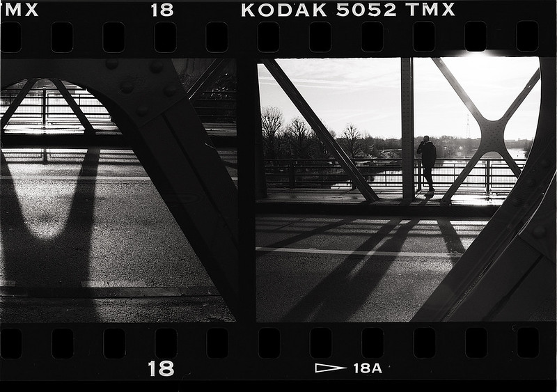 Photographie argentique d'un pont contre jour avec une pellicule Kodak TMAX