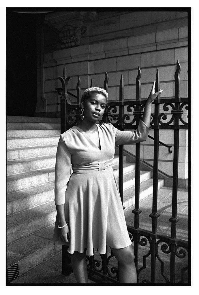 Gestion de la lumière en photographie argentique. Repérer les contrastes pour des photographies de portraits qui punchent.