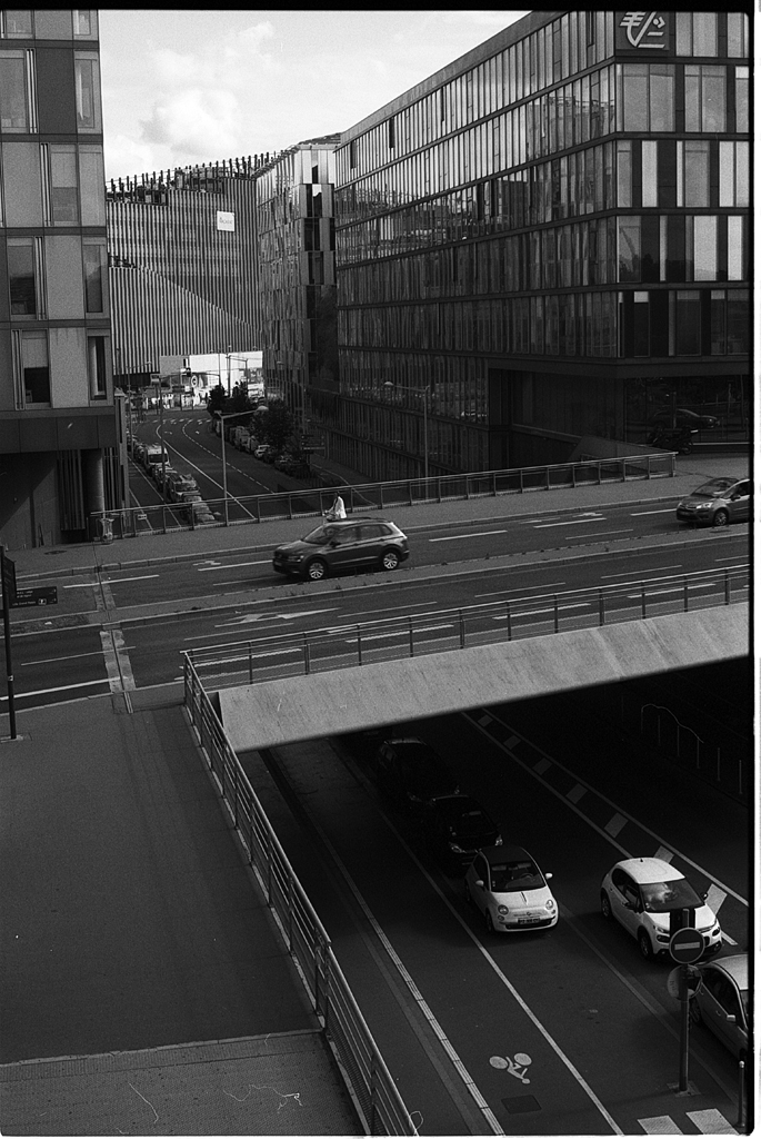 Comment exposer un Film Kodak TMAX de 1993 ? - Combien de temps pour la conservation d'une pellicule noir et blanc et dans quelles conditions stocker les films. Photographies de la ville de Lille à l'ancienne sur pellicules périmées.