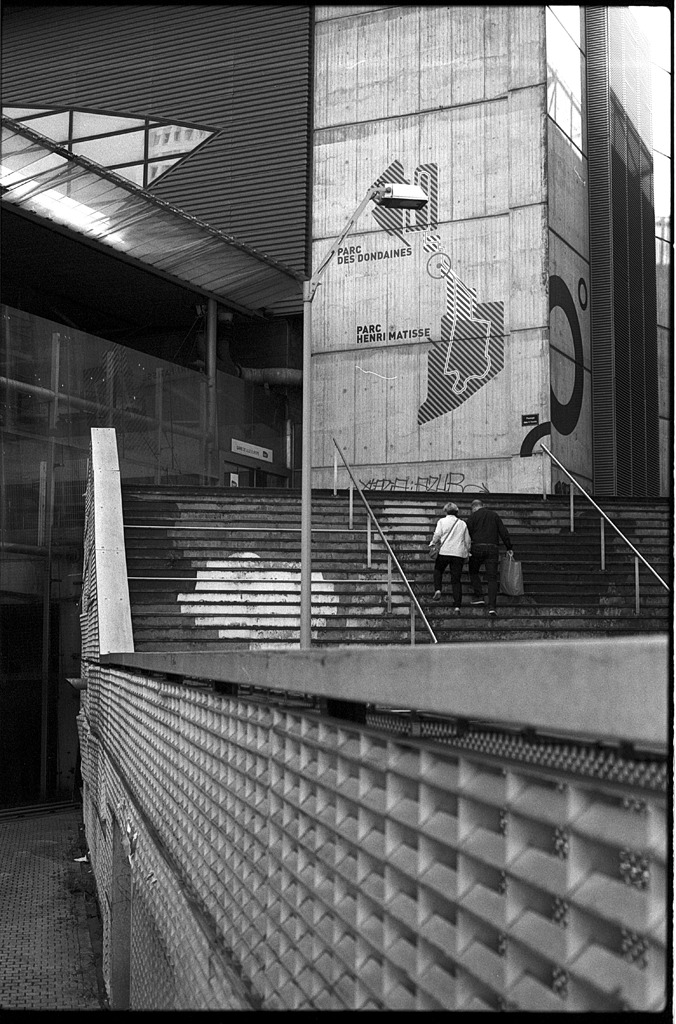 Date de péremption d'un Film Kodak TMAX 100 ISO. Développement argentique d'un film périmé depuis 28 ans. Exemples de photos argentiques prises à Lille en 2021.