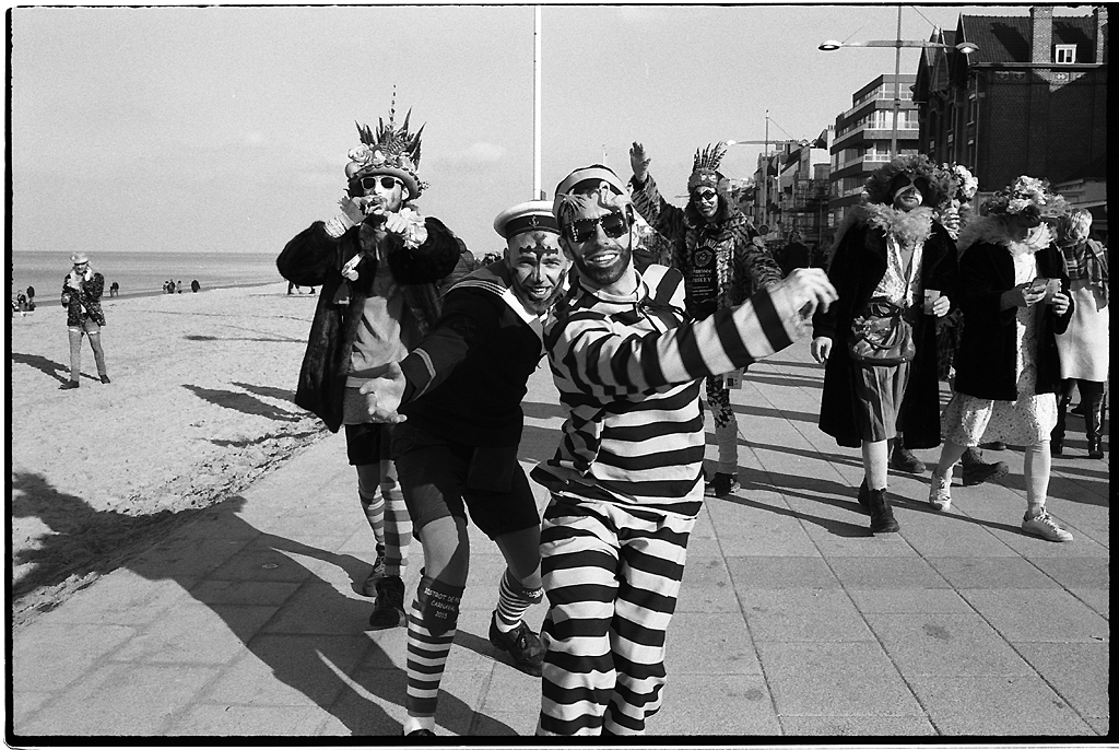 Scène de carnaval en bord de mer dans le Nord. Photographie argentique sur pellicule Ilford FP4.