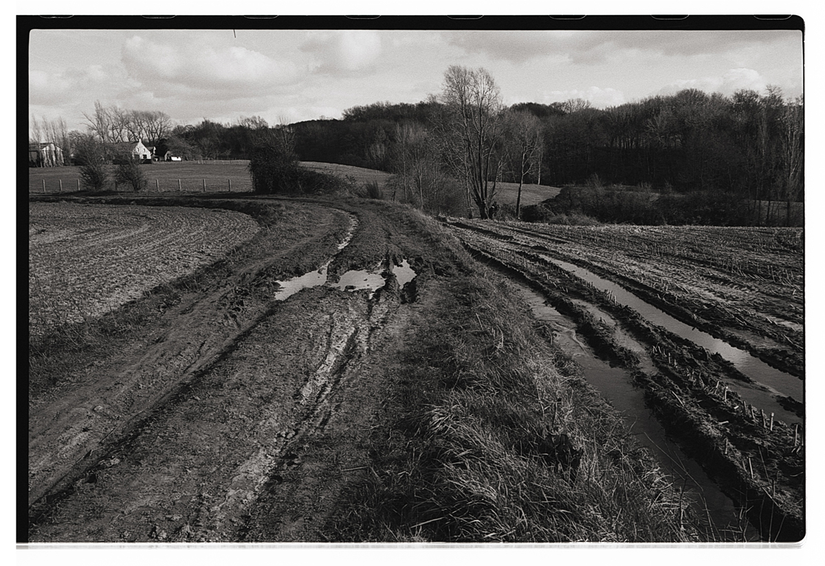 Photographie de paysage flamand en noir et blanc argentique. Série intitulée "territoires étranges" par Fred photographe créateur d'images en noir et blanc.