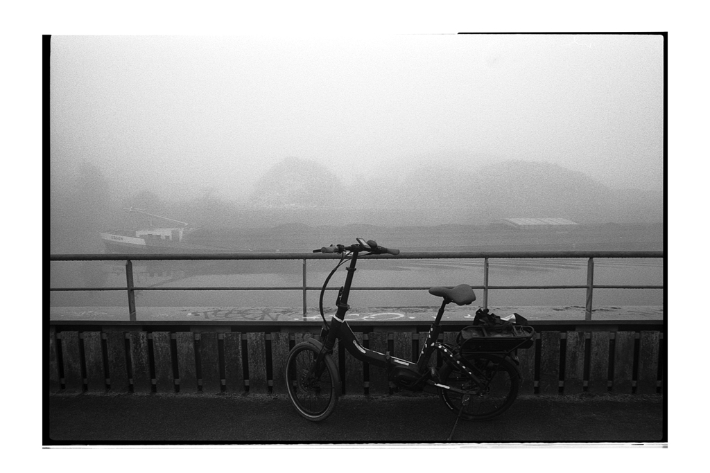 Le brouillard sur le canal de la Deule photographie noir et blanc argentique avec une pellicule Fomapan 100 ISO