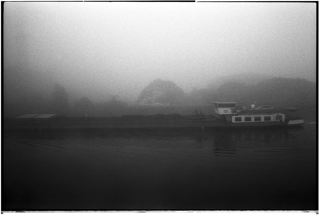 Jour de brouillard en noir et blanc avec une&nbsp;Fomapan