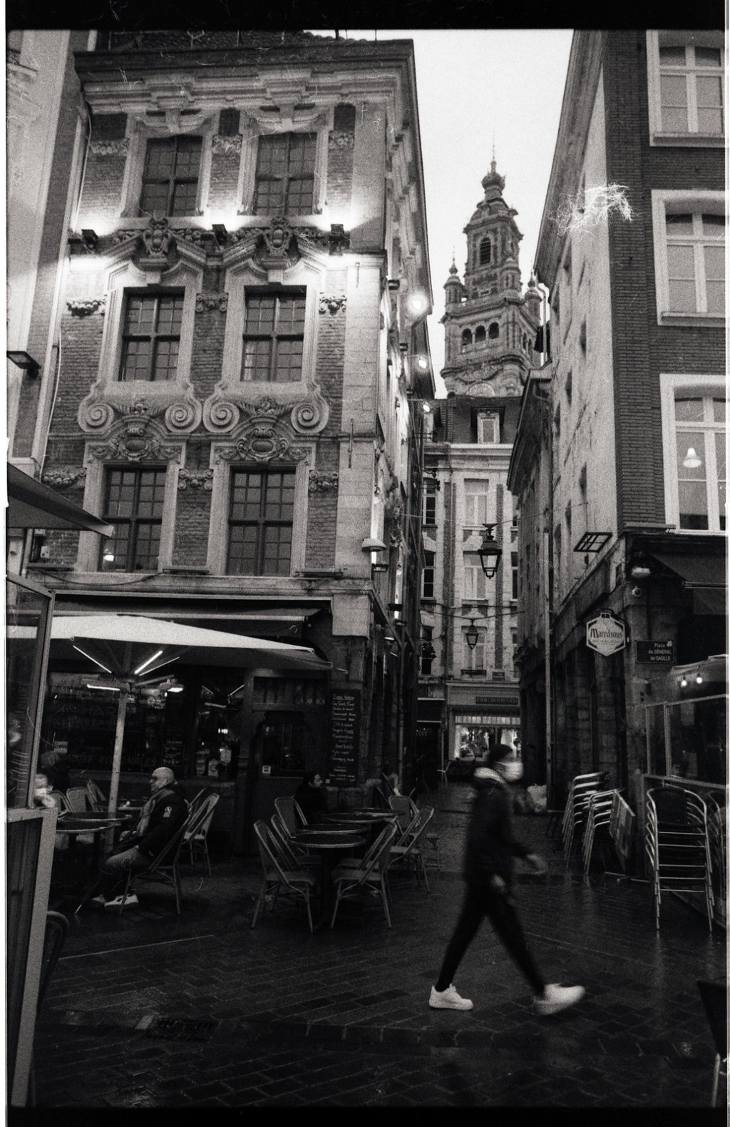 Découvrez comment développer vos pellicules noir et blanc à la maison avec du caffenol — une méthode simple, écologique et créative à base de café soluble. Résultats surprenants garantis !