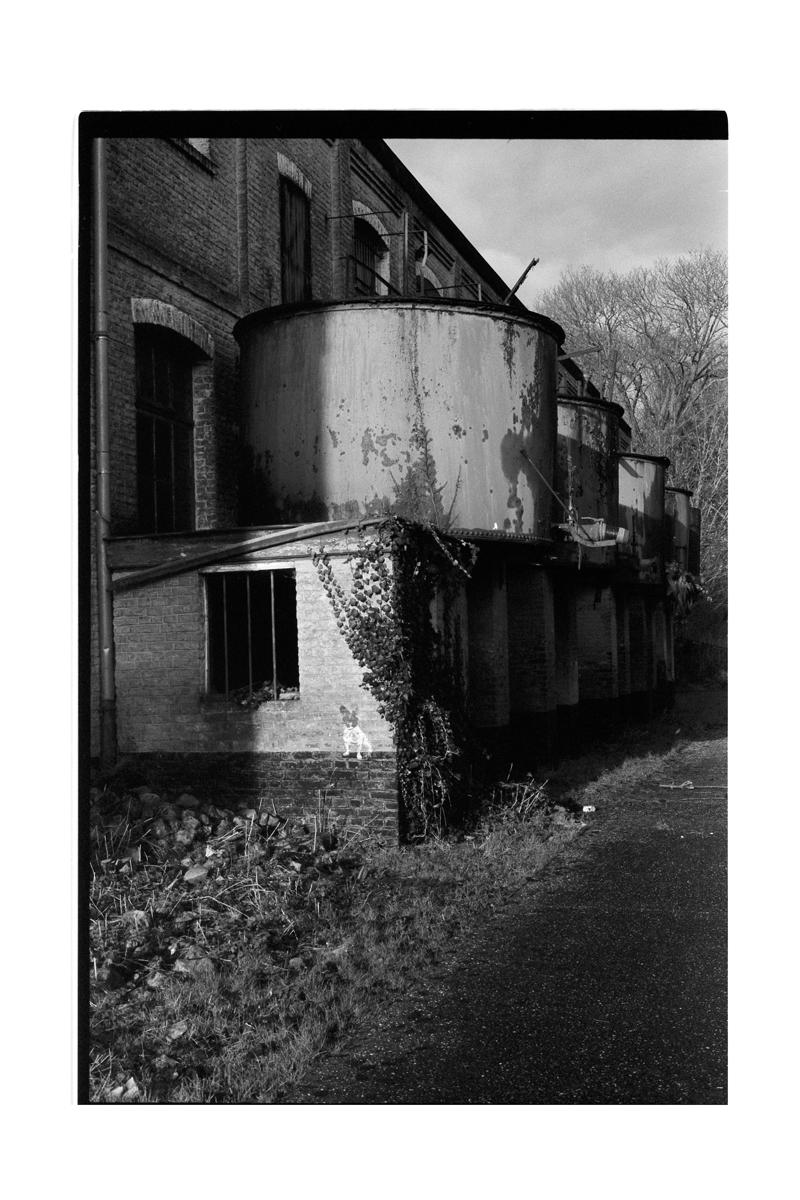 Photographe argentique noir et blanc. Distillerie de Wambrechies. Photographies retro sur pellicule Fompan 100. Scans films 135. Matériel photo argentique Nikon FM2n 