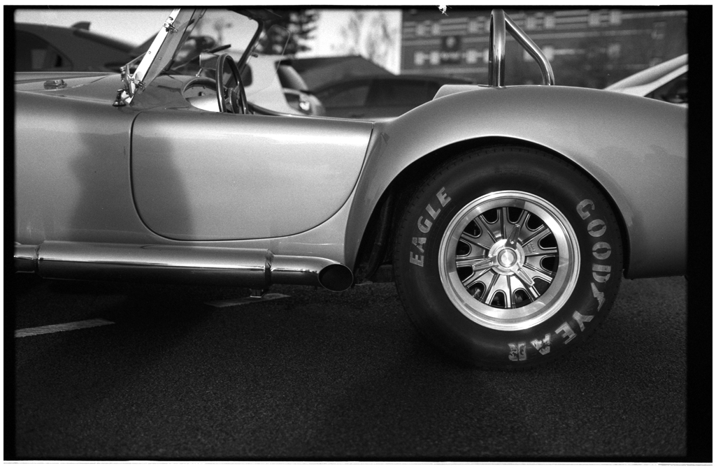 Photo de détail coupé sport en noir et blanc argentique sur pellicule Ilford FP4.