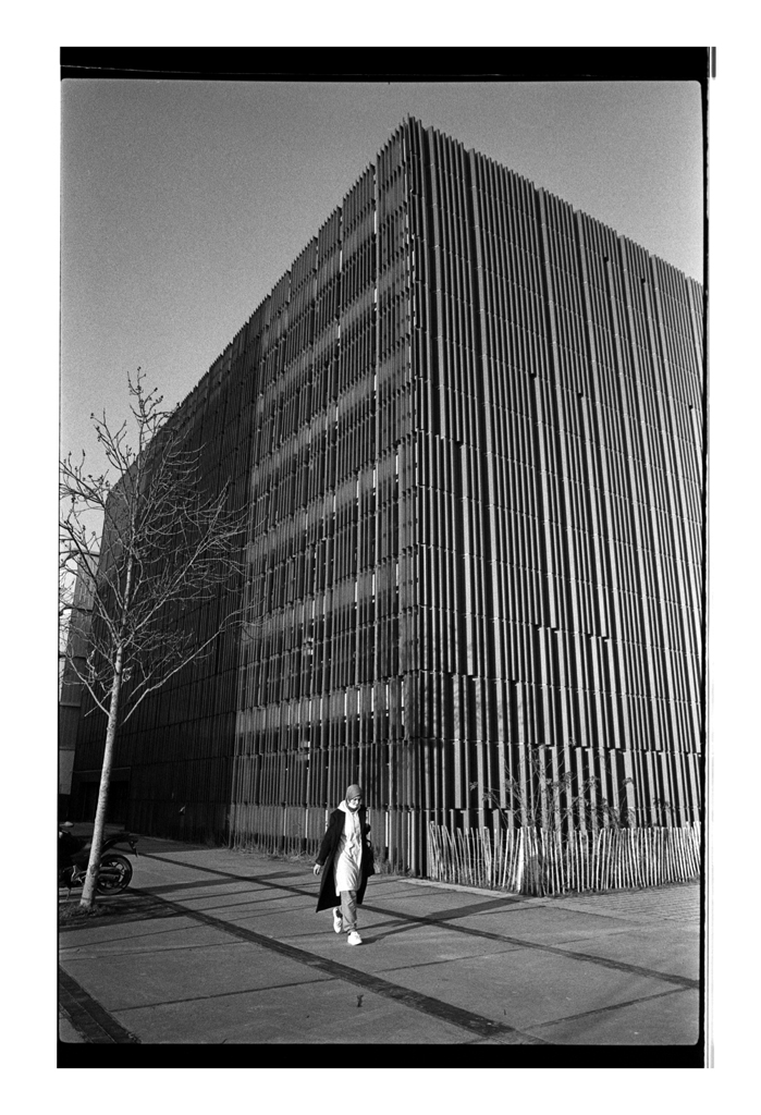 Photographie urbaine en noir et blanc argentique - Ville de Lomme quartier Euratechnologies. Film Ilford PAN 400. développement argentique Ilfosol 3