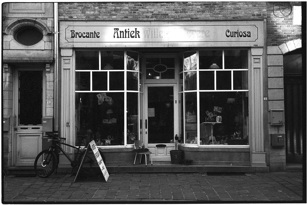 Apprendre à photographier en noir et blanc avec une pellicule argentique. Sortie photo thématique en Belgique. Cours photo à l’ancienne avec un photographe.