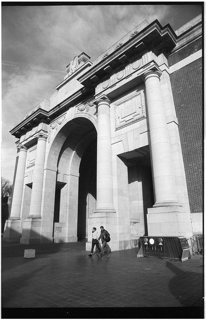 Ypres en Belgique monument aux morts en noir et blanc argentique. Photographie sur film 135mm. 