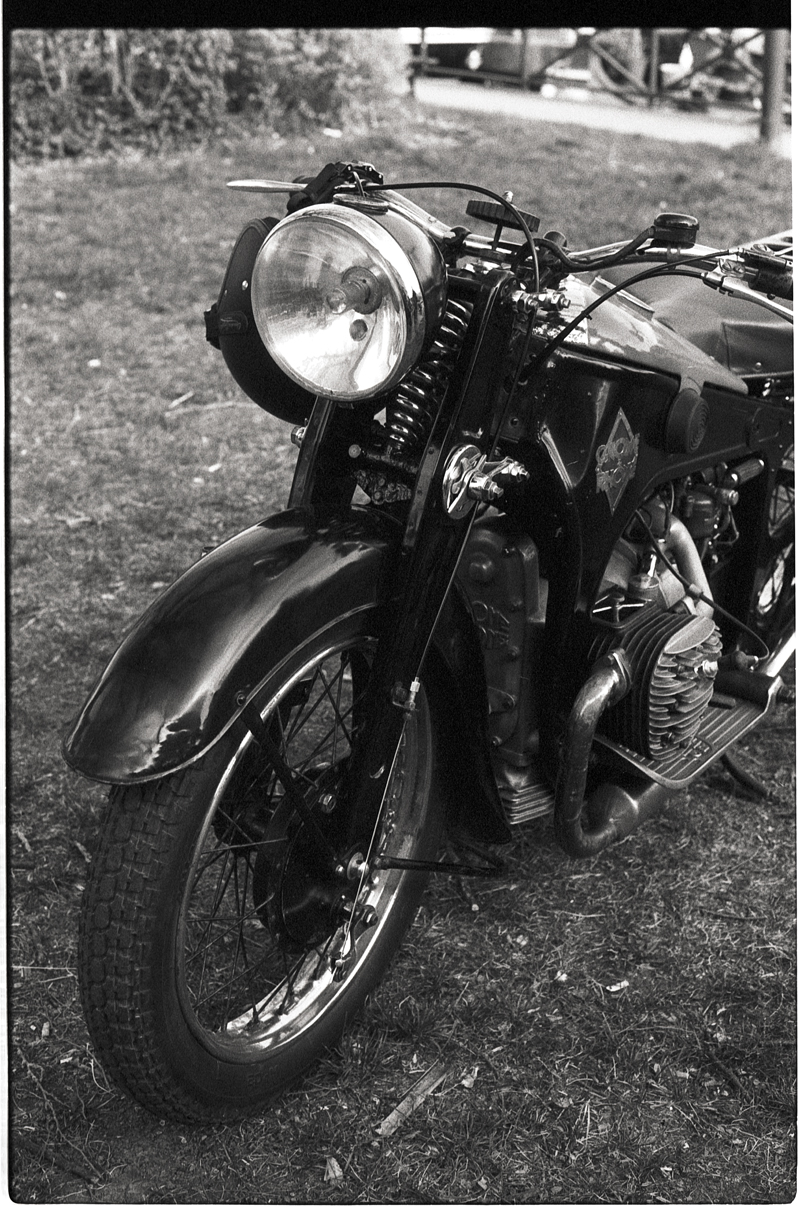 Développement de la Fomapan 400 avec de L'Ilfotec LC29. Le rendu est doux et contrasté, des images propres.