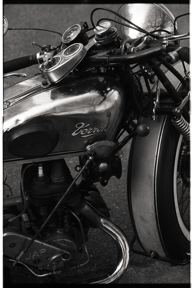 Fomapan 400, filtre jaune et révélateur Ilford LC29, photographie prise dans la rue avec le Canon AE1.