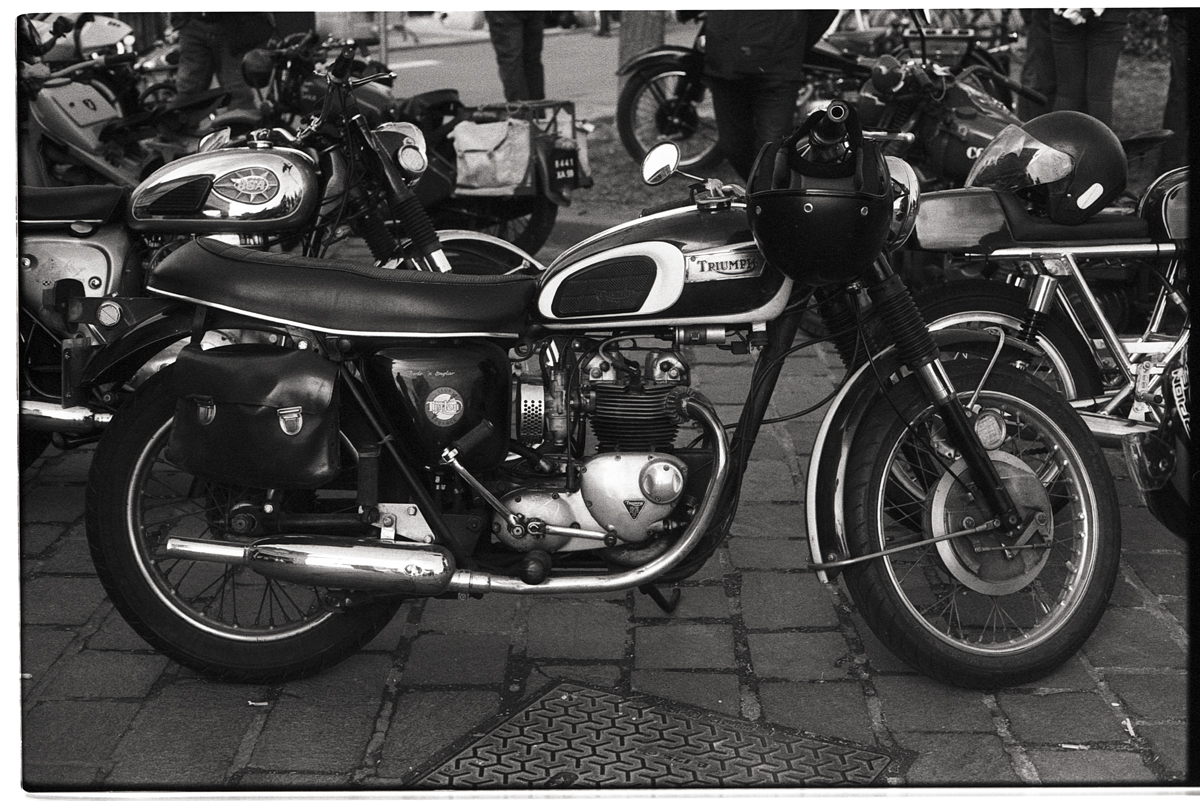 Photographie noir et blanc ancienne moto Triumph.