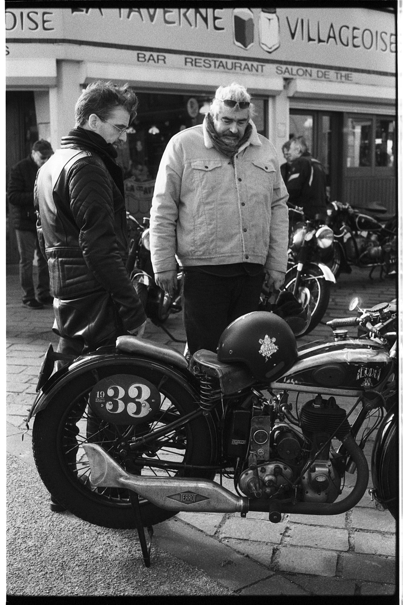 L'attirance pour les vieilles machines. Photographie en noir et blanc argentique anciennes motos.