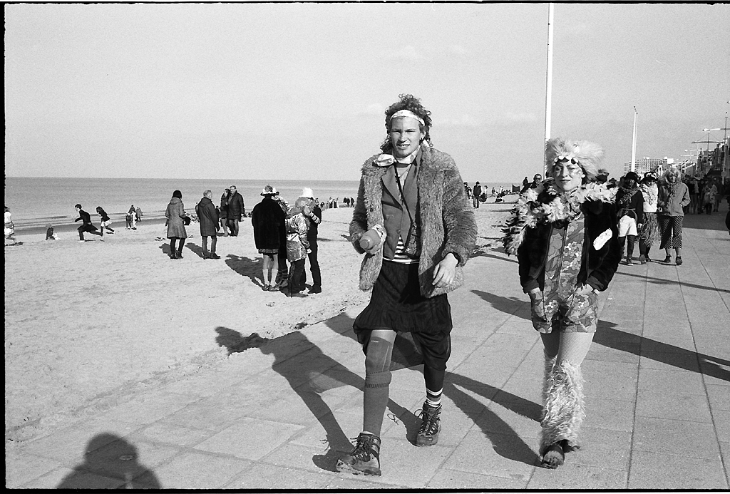 Argentique en bord de mer : mariage, sable et noir &&nbsp;blanc
