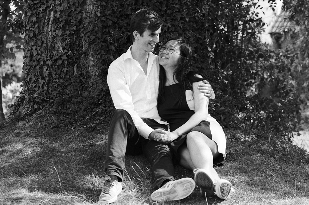 Portrait couple sur film noir et blanc. Photographe professionnel Lille portraits en argentique.
