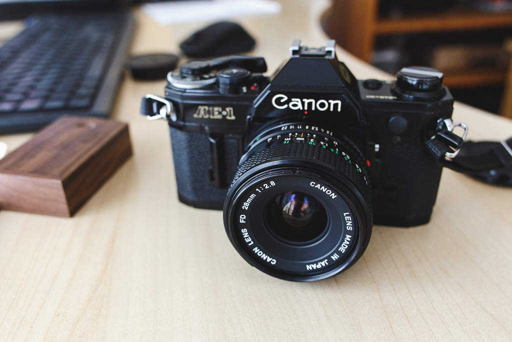 Photo de l'objectif Canon FD 28mm monté sur le Canon AE1. Un objectif compact et particulièrement piqué. 