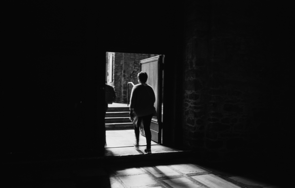 Quel reflex argentique conserver ? S'il fallait en choisir un seul, je garderai uniquement le Nikon F100. C'est le boîtier qui correspond le mieux à ma façon de photographier, à la fois discret et efficace aussi bien en photographie de portrait, qu'en reportage photo ou en événements et en street photography. Mon Nikon F100 me sert exclusivement en noir et blanc. Doté d'un Nikkor 35mm F1,8 G ED, le peux tout faire avec.