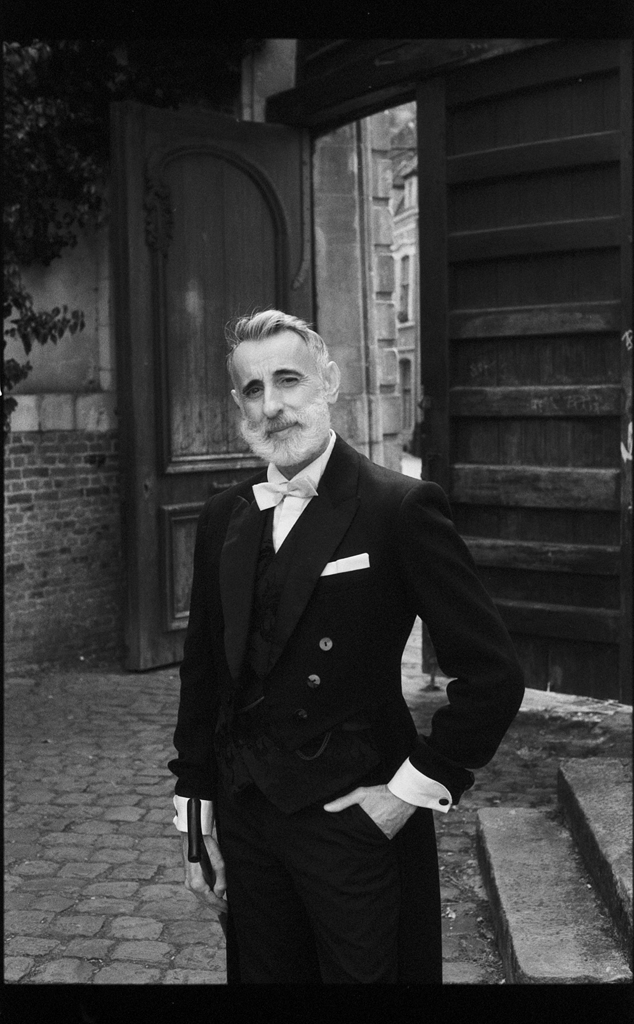 Portrait de rue en noir et blanc argentique d'un Dandy des années 30.